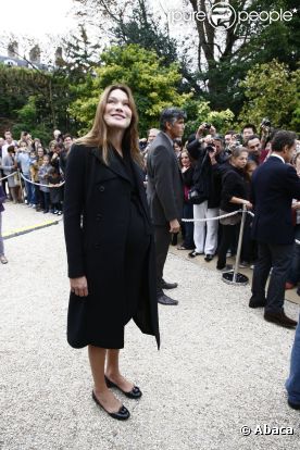 Le Président Nicolas Sarkozy et son épouse Carla Bruni-Sarkozy saluent      les visiteurs venus découvrir le palais de l'Elysée ouvert à   l'occasion    des Journées européennes du patrimoine le 17 septembre   2011