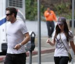 Megan Fox, tête baissé et loin derrière son homme Brian Austin Green le 4 octobre 2011 à Los Feliz en Californie... Tout un symbole ?<br />