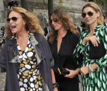 Diane Von Furstenberg, Mademoiselle Agnès et Clotilde Courau, sur le quai Debilly pour le flashmob organisé par la créatrice américaine. Paris, le 5 octobre 2011.<br />