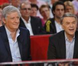 Patrick Sébastien et Salvatore Adamo durant l'enregistrement de l'émission Vivement Dimanche diffusée le 9 octobre 2011