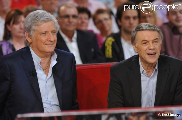 Patrick Sébastien et Salvatore Adamo durant l'enregistrement de l'émission Vivement Dimanche diffusée le 9 octobre 2011