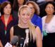 Shakira prend son rôle très au sérieux à la première réunion de la Commision de conseil présidentiel sur l'excellence éducative pour les Hispaniques, à Washington, le 6 octobre 2011.