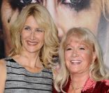 L\'avant-première d\'Enlightened à Los Angeles le 6 octobre 2011. Laura Dern et sa mère Diane Ladd, déjà à l\'affiche ensemble de plusieurs films, dont Sailor & Lula.<br />