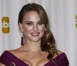 Natalie Portman, enceinte, avec son Oscar à Los Angeles en février 2011. 