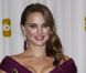 Natalie Portman, enceinte, avec son Oscar à Los Angeles en février 2011.