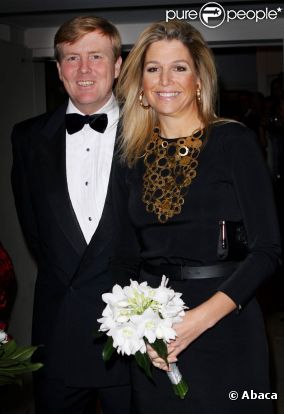 Willem-Alexander très élégant et Maxima très féline... 
 Les royaux néerlandais assistaient vendredi 7 octobre 2011 à la soirée de gala du 40e anniversaire de la compagnie Introdans, dont la reine Beatrix est la marraine. La monarque était accompagné de son fils et héritier le prince Willem-Alexander avec son épouse Maxima.