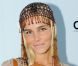 Isabel Lucas adopte un look de fashionista qu'elle booste à merveille avec un bijou de cheveux. Sydney, 11 octobre 2011