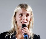 Mélanie Laurent au micro lors de l\'ouverture du festival de Saint-Jean-de-Luz le 11 octobre 2011