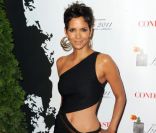 Halle Berry n\'a rien perdu de son sex-appeal ! La quadra opte toujours pour la bonne tenue qui met en valeur sa silhouette de rêve.<br />