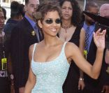 Avec ses formes de déesse et son joli minois, Halle Berry fait sensation sur le tapis rouge hollywoodien en 2000.<br />