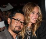 Le réalisateur Dennis Lee et Julia Roberts lors de l'avant-première du film Fireflies in the Garden à Los Angeles le 12 octobre 2011