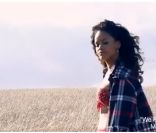 Extrait du making of du clip We Found Love. Rihanna tourne dans un champ en Irlande. 