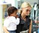 Heidi Klum portant sa fille Lou chez Mr Bones Pumpkin Patch à Los Angeles le 15 octobre 2011
