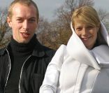 Chris Martin - Gwyneth Paltrow (ici en promenade dans Londres en 2003, année de leur mariage), un couple marié et heureux mais insaisissable. En octobre 2011, dans une interview pour la CBS, le leader Coldplay se laisse tout de même aller à une rare déclaration d'amour publique.