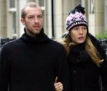 Chris Martin - Gwyneth Paltrow, un couple marié et heureux (ici dans Londres en 2003, quelques mois avant leur mariage) mais insaisissable. En octobre 2011, dans une interview pour la CBS, le leader Coldplay se laisse tout de même aller à une rare déclaration d'amour publique.