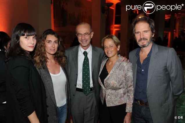 Géraldine Pailhas, Melle Agnès, Denis Cans (PDG Nestlé Waters) et son épouse et Christopher Thompson lors de la soirée San Pellegrino avec BVLGARI à la piscine du Ritz le lundi 17 octobre 2011 à Paris