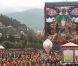 Entre 30 000 et 50 000 personnes étaient présentes, samedi 16 octobre 2011, pour fêter le roi Jigme Khesar du Bhoutan et la reine Jetsun, qui ont vécu l'apothéose des célébrations de leur mariage au stade de Thimpu, après la cérémonie du 13 octobre à Punakha.