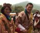 " Etes-vous mariée ? Eh bien, vous devriez essayer ! " : la réponse d'un roi-dragon comblé à une journaliste !
Dimanche 16 octobre 2011, le roi Jigme Khesar du Bhoutan et la reine Jetsun ont vécu l'apothéose des célébrations de leur mariage au stade de Thimpu, après la cérémonie du 13 octobre à Punakha.