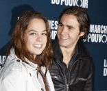 Anouchka Delon et son fiancé Julien à la projection des Marches du pouvoir, le 18 octobre 2011.