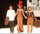 Malika Ménard a défilé à l'occasion de l'ouverture du salon du chocolat le 19 octobre 2011