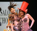 Les jolies Miss Malika Ménard et Cindy Fabre au salon du chocolat à Paris le 19 octobre 2011