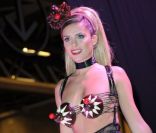 Clara Morgane a joué de ses charmes le podium du Salon du Chocolat. Le 19 octobre à la Porte de Versailles de Paris