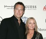 John Corbett et Bo Derek sortent ensemble depuis 2002. Ici à Los Angeles, le 25 octobre 2008.  