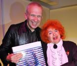 Jean-Paul Gaultier pose avec son amie Yvette Horner lors de la soirée de lancement du livre : La Planète mode de Jena-Paul Gaultier. Le 20 octobre 2011 à la maison Gaultier.