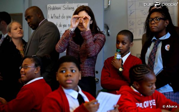 La princesse Mary de Danemark en visite dans un établissement du Harlem Children's Zone, à New York, le 20 octobre 2011. Le prince Frederik et la princesse Mary sont en visite officielle aux Etats-Unis du 20 au 25 octobre.