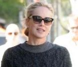 Sharon Stone se balade dans les rues de Los Angeles le 7 octobre 2011