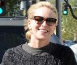 La belle Sharon Stone dans les rues de Los Angeles le 7 octobre 2011