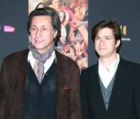 Patrick de Carolis et son fils lors de l'avant-première du film La Source des femmes à Paris le 24 octobre 2011