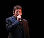 Patrick Bruel chante lors de l'avant-première du film La Source des femmes à Paris le 24 octobre 2011