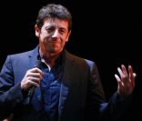Patrick Bruel, chantant lors de l'avant-première du film La Source des femmes à Paris le 24 octobre 2011