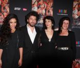 Hafsia Herzi, Radu Mihaileanu, Hiam Abbas et Biyouna lors de l'avant-première du film La Source des femmes à Paris le 24 octobre 2011