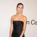 Jessica Alba brille sur tapis rouge et dévoile son corps après bébé