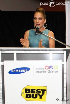 Jennifer Lopez a fait une apparition remarquée dans un magasin Best-Buy de Los Angeles pour sa fondation Maribel. Le 25 octobre 2011