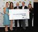 Jennifer Lopez et sa soeur Lynda ont soulevé 500 000 dollars grâce aux magasins Best-Buy pour leur fondation Maribel. Le 25 octobre 2011, à Los Angeles. 
