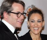 Sarah Jessica Parker et son mari Matthew Broderick, présents et avec le sourire pour  assister au gala de réouverture du New York City Center. New York, le 25  octobre 2011.