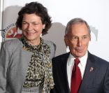 Le maire de New York s'est mué en chef d'orchestre sous les yeux de sa femme, pour célébrer la réouverture du New York City Center. Le 25 octobre 2011. 