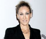 Sarah Jessica Parker, sur les traces de Carrie Bradshaw avec sa robe Antonio Berardi et ses chaussures Manolo Blahnik sur le tapis rouge du New York City Center. Le 25 octobre 2011. 