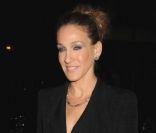 SJP se rattrape après un fashion faux, grâce à sa robe-veste Antonio Berardi et des chaussures Manolo Blahnik. New York, le 25 octobre 2011. 