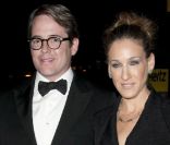 Matthew Broderick et Sarah Jessica Parker, main dans la main pour se rendre à la réouverture du New York City Center. New York, le 25 octobre 2011. 
