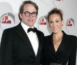 Sarah Jessica Parker et son mari Matthew Broderick, rayonnants pour  assister au gala de réouverture du New York City Center. New York, le 25  octobre 2011.