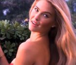 Bar Refaeli joue les Reb'l Fleur dans une ode à la nature, pour le parfum Especially Escada.