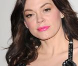 Rose McGowan affiche un regard différent. Ses paupières sont remontées et ses joues sont resculptées. En 2008 