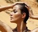La superbe brésilienne Michella Cruz sur une plage de sable chaud...