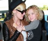 Le 23 octobre, Ashlee Simpson accompagnée de son bébé Bronx accompagne Jessica Simpson, sa soeur, à l\'aéroport de Los angeles