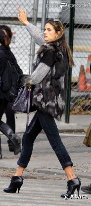 Alessandra Ambrosio et Ana Beatriz Barros dans les rues de New York le 28 octobre 2011