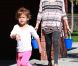 Jessica Alba est peut-être maman pour la seconde fois mais elle ne délaisse pas son aînée, Honor. Ici, au parc à Los Angeles, le 29 octobre 2011 